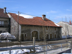 Façade antérieure et pignon sud-ouest vus de trois quarts. © Région Bourgogne-Franche-Comté, Inventaire du patrimoine