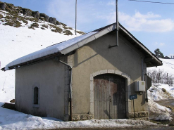 Entrée et façade latérale vues de trois quarts. © Région Bourgogne-Franche-Comté, Inventaire du patrimoine