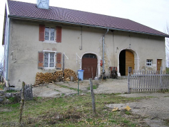 Façade antérieure et une partie du pignon sud-ouest vues de trois quarts. © Région Bourgogne-Franche-Comté, Inventaire du patrimoine