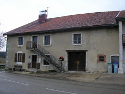 Façade antérieure vue de trois quarts. © Région Bourgogne-Franche-Comté, Inventaire du patrimoine