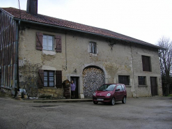 Façade antérieure et partie du pignon sud-ouest vues de trois quarts. © Région Bourgogne-Franche-Comté, Inventaire du patrimoine