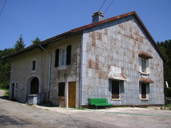 Pignon sud-ouest et façade antérieure vus de trois quarts. © Région Bourgogne-Franche-Comté, Inventaire du patrimoine