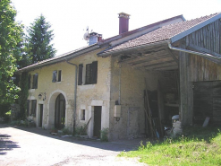 Façade antérieure et séchoir à bois vus de trois quarts. © Région Bourgogne-Franche-Comté, Inventaire du patrimoine