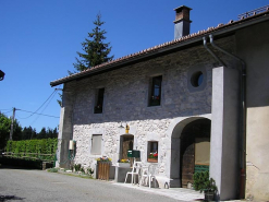 Façade antérieure vue de trois quarts. © Région Bourgogne-Franche-Comté, Inventaire du patrimoine