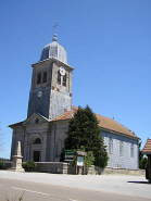 Clocher, façade antérieure et nef sud-ouest vus de trois quarts. © Région Bourgogne-Franche-Comté, Inventaire du patrimoine