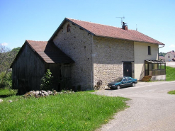 Façade postérieure et pignon nord-est vus de trois quarts. © Région Bourgogne-Franche-Comté, Inventaire du patrimoine