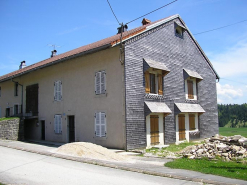 Pignon sud-ouest et façade antérieure vus de trois quarts. © Région Bourgogne-Franche-Comté, Inventaire du patrimoine