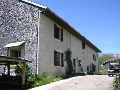 Façade antérieure et pignon sud-ouest vus de trois quarts. © Région Bourgogne-Franche-Comté, Inventaire du patrimoine