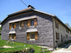 Pignon sud-ouest et façade antérieure vus de trois quarts. © Région Bourgogne-Franche-Comté, Inventaire du patrimoine