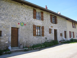 Façade antérieure vue de trois quarts. © Région Bourgogne-Franche-Comté, Inventaire du patrimoine