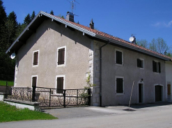 Façade antérieure et pignon sud-ouest vus de trois quarts. © Région Bourgogne-Franche-Comté, Inventaire du patrimoine