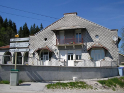 Le pignon sud-ouest et l'ancien préau. © Région Bourgogne-Franche-Comté, Inventaire du patrimoine