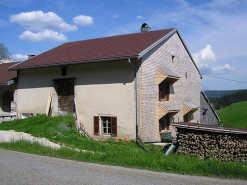 Pignon sud-ouest et façade postérieure avec levée de grange vues de trois quarts. © Région Bourgogne-Franche-Comté, Inventaire du patrimoine