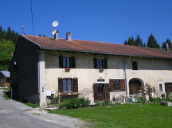 Façade antérieure et pignon sud-ouest vus de trois quarts. © Région Bourgogne-Franche-Comté, Inventaire du patrimoine