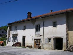 Façade antérieure vue de trois quarts. © Région Bourgogne-Franche-Comté, Inventaire du patrimoine