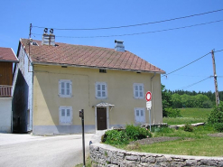 Façade antérieure et pignon sud-ouest vus de trois quarts. © Région Bourgogne-Franche-Comté, Inventaire du patrimoine