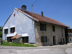 Façade antérieure et pignon sud-ouest vus de trois quarts. © Région Bourgogne-Franche-Comté, Inventaire du patrimoine