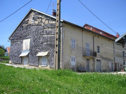 Pignon sud-ouest et façade antérieure vus de trois quarts. © Région Bourgogne-Franche-Comté, Inventaire du patrimoine