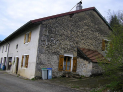 Façade antérieure et pignon avec four accolé vus de trois quarts. © Région Bourgogne-Franche-Comté, Inventaire du patrimoine