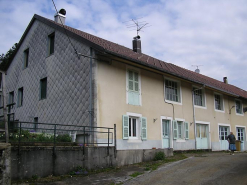 Façade antérieure et pignon sud-ouest vus de trois quarts. © Région Bourgogne-Franche-Comté, Inventaire du patrimoine