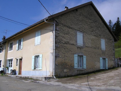 Façade antérieure et pignon nord vus de trois quarts. © Région Bourgogne-Franche-Comté, Inventaire du patrimoine