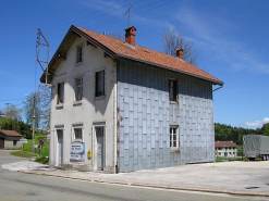 Façade antérieure et pignon sud-ouest vus de trois quarts. © Région Bourgogne-Franche-Comté, Inventaire du patrimoine