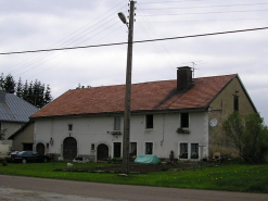 Façade antérieure et pignon nord-est vus de trois quarts. © Région Bourgogne-Franche-Comté, Inventaire du patrimoine