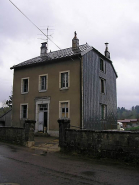 Façade antérieure et pignon sud-ouest vus de trois quarts. © Région Bourgogne-Franche-Comté, Inventaire du patrimoine