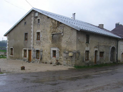 Façade antérieure vue de trois quarts. © Région Bourgogne-Franche-Comté, Inventaire du patrimoine