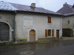 Façade antérieure vue de trois quarts. © Région Bourgogne-Franche-Comté, Inventaire du patrimoine