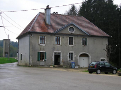 Façade antérieure et pignon nord vus de trois quarts. © Région Bourgogne-Franche-Comté, Inventaire du patrimoine