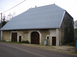 Façade antérieure vue de trois quarts. © Région Bourgogne-Franche-Comté, Inventaire du patrimoine