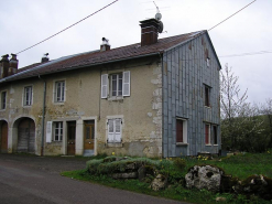 Façade antérieure et pignon sud-ouest vus de trois quarts. © Région Bourgogne-Franche-Comté, Inventaire du patrimoine