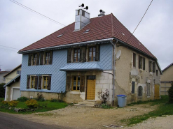 Pignon sud-ouest et façade antérieure vus de trois quarts. © Région Bourgogne-Franche-Comté, Inventaire du patrimoine