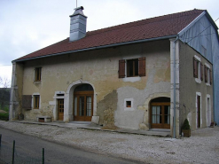 Façade antérieure et pignon sud-ouest vus de trois quarts. © Région Bourgogne-Franche-Comté, Inventaire du patrimoine