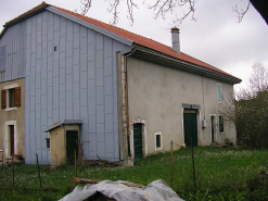 Façade antérieure et pignon essenté avec toilettes extérieures vus de trois quarts. © Région Bourgogne-Franche-Comté, Inventaire du patrimoine