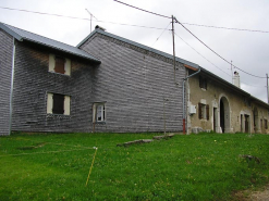 Façade postérieure et pignon sud-ouest vus de trois quarts. © Région Bourgogne-Franche-Comté, Inventaire du patrimoine