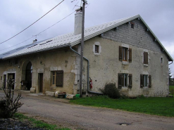 Façade antérieure vue de trois quarts. © Région Bourgogne-Franche-Comté, Inventaire du patrimoine