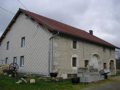 Façade antérieure et pignon sud-ouest vus de trois quarts. © Région Bourgogne-Franche-Comté, Inventaire du patrimoine