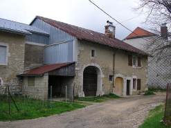 Façade antérieure et pignon sud-ouest vus de trois quarts. © Région Bourgogne-Franche-Comté, Inventaire du patrimoine