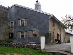 Pignon nord-est et façade antérieure vus de trois quarts. © Région Bourgogne-Franche-Comté, Inventaire du patrimoine