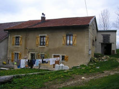 Façade postérieure vue de trois quarts. © Région Bourgogne-Franche-Comté, Inventaire du patrimoine