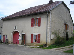 Façade antérieure vue de trois quarts. © Région Bourgogne-Franche-Comté, Inventaire du patrimoine