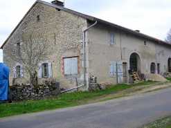 Façade antérieure et pignon nord-est vus de trois quarts. © Région Bourgogne-Franche-Comté, Inventaire du patrimoine