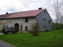 Façade antérieure et pignon nord-est vus de trois quarts. © Région Bourgogne-Franche-Comté, Inventaire du patrimoine