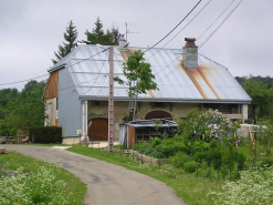 Façade antérieure et pignon sud-ouest vus de trois quarts. © Région Bourgogne-Franche-Comté, Inventaire du patrimoine