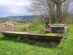 Vue générale de l'ensemble fontaine, abreuvoir et puits. © Région Bourgogne-Franche-Comté, Inventaire du patrimoine