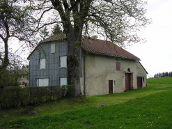 Façade postérieure et pignon essenté vus de trois quarts. © Région Bourgogne-Franche-Comté, Inventaire du patrimoine