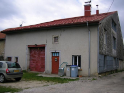 Façade antérieure et pignon sud-ouest vus de trois quarts. © Région Bourgogne-Franche-Comté, Inventaire du patrimoine