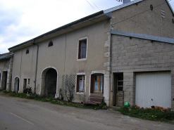 Façade antérieure vue de trois quarts. © Région Bourgogne-Franche-Comté, Inventaire du patrimoine